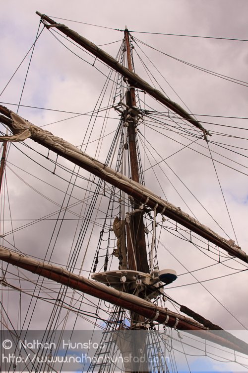 The mast and rigging of the ship